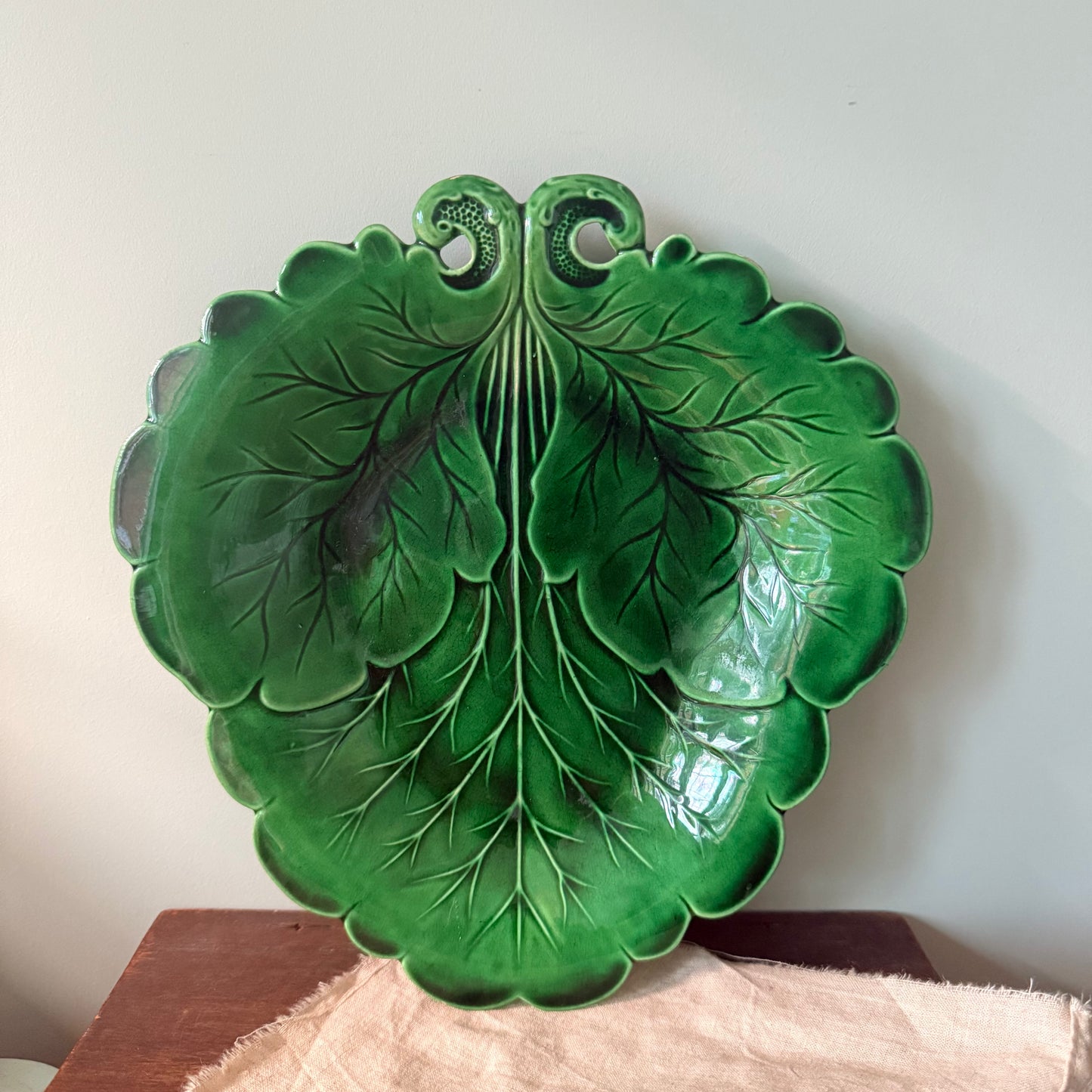 1940s Green Glazed Antique Grape Leaf Plate – Vintage Decorative Dish, 24.5cm