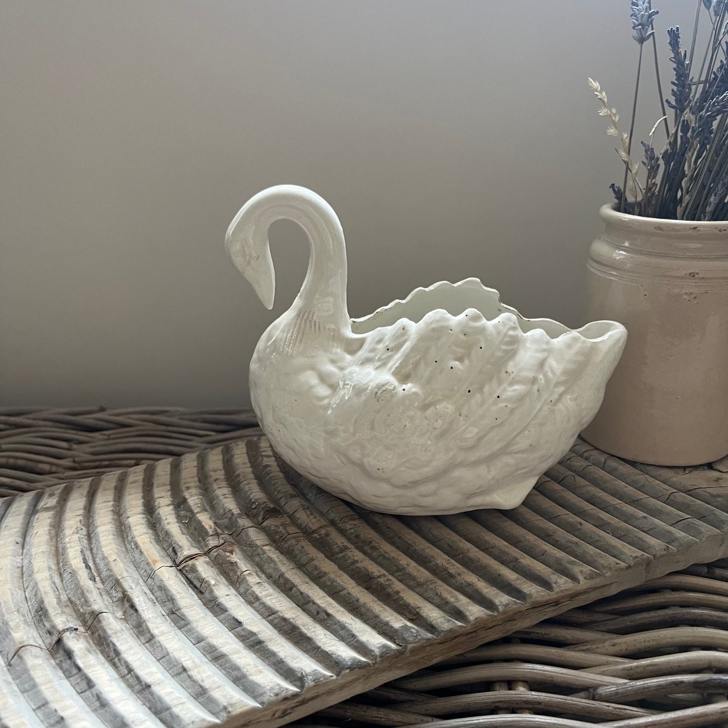 White Swan Planter – 17cm