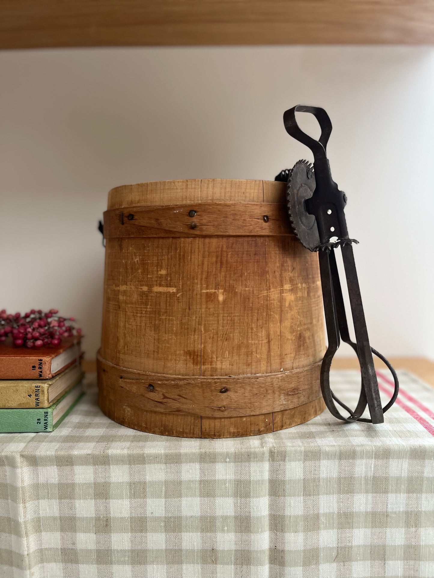 Vintage Black Metal Baking Whisk – Hand Mixer