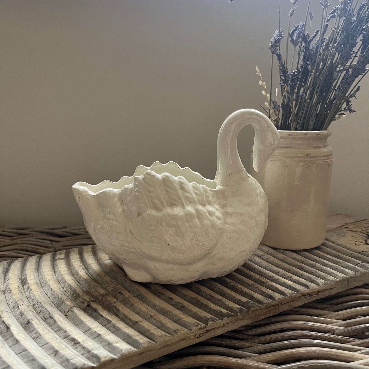 White Swan Planter – 17cm